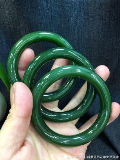 和田玉肥美碧玉圆条手镯新品,菠菜绿老料带荧光,颜色漂亮,温润细腻,上