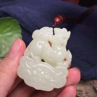 和田玉貔貅吊坠这样戴,好运悄悄来✨
