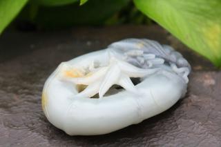 和田玉青花籽料 俏雕 祝福 把件 a001017
