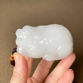 和田玉貔貅手把件的正确盘玩方法你知道吗