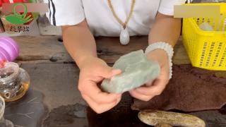 800买的和田玉原石,一刀暴涨!出一堆玉牌
