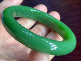 和田玉碧玉手镯59口径,色泽阳绿,油性十足,密度均匀,品相好,尺寸:内径