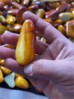 鉴别和田玉原石,强光手电是关键工具.贴近玉肉照射,优质原石内部呈均