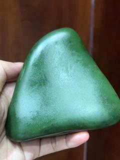 真正的新疆和田玉碧玉籽料,颜色绿,油性极佳!
